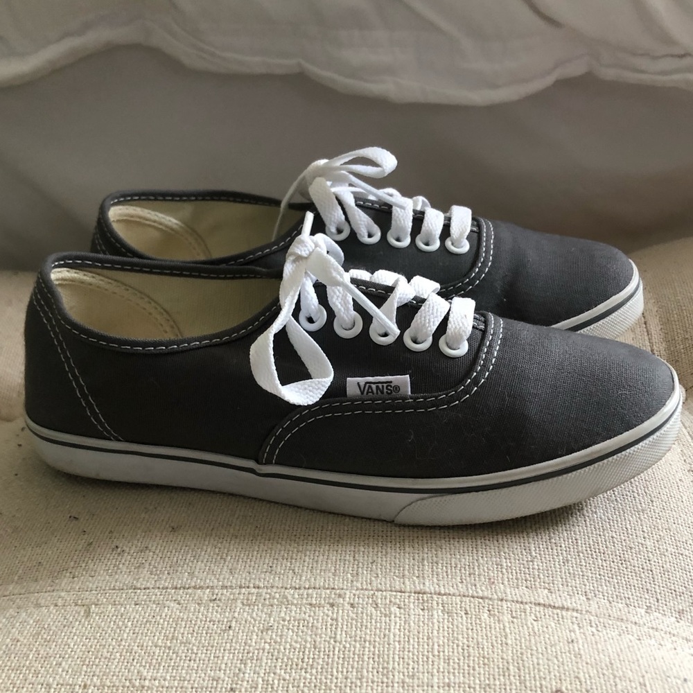 Vans grey women’s size 6 or mens size 4.5.
